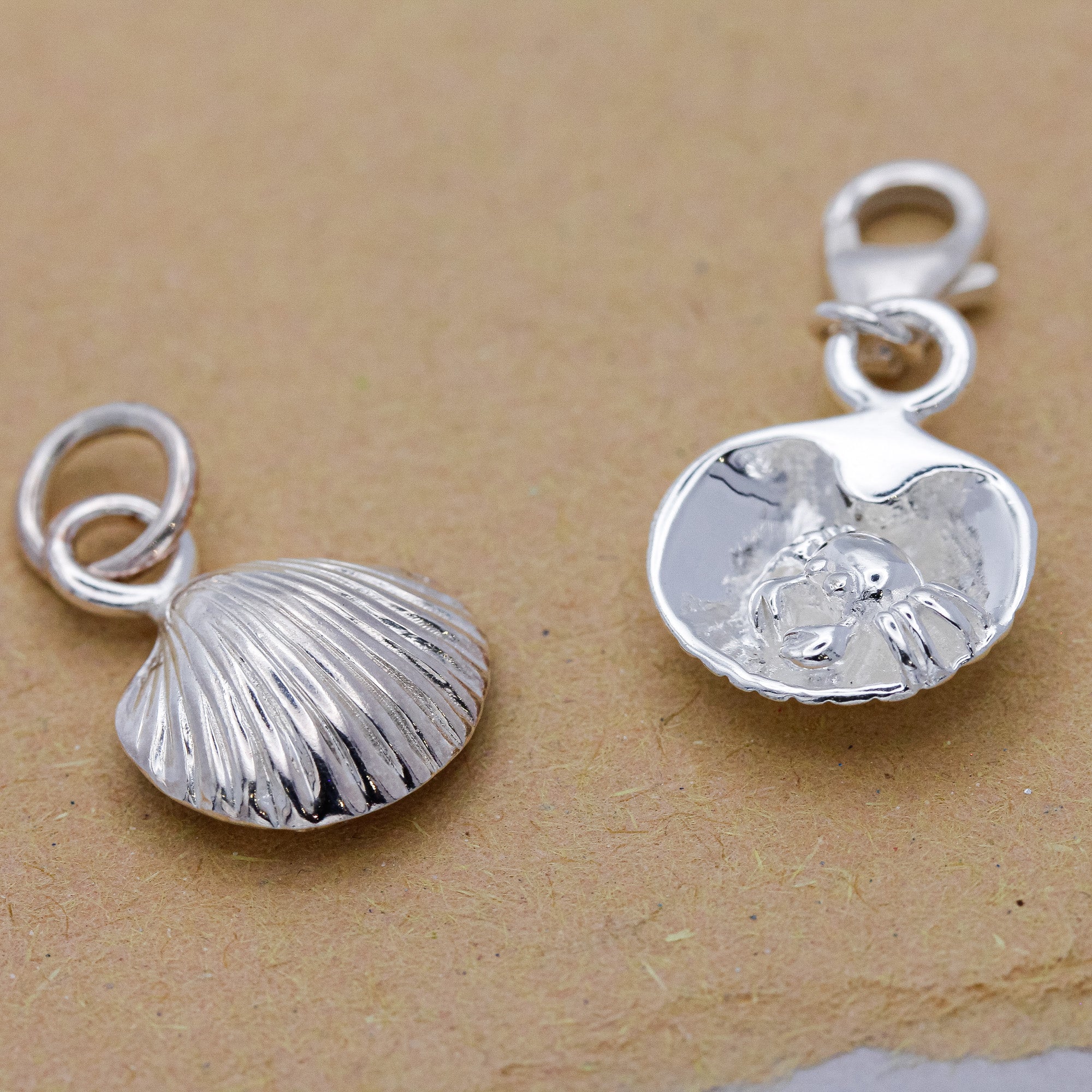 Charm en argent avec coquille de palourde et crabe