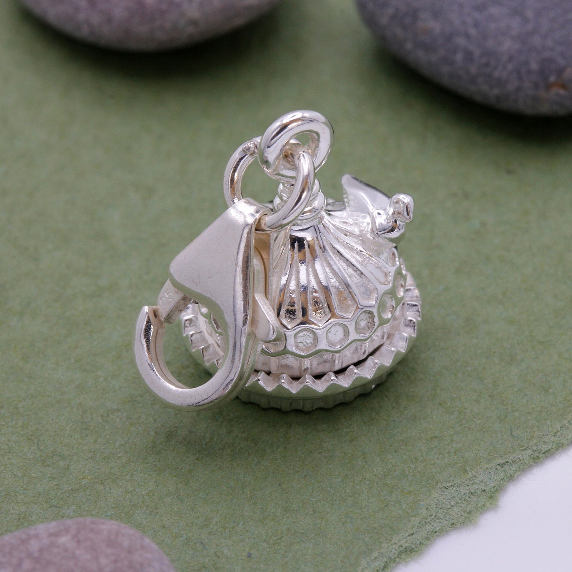 silver brighton pavilion charm with clip clasp and seagull on roof