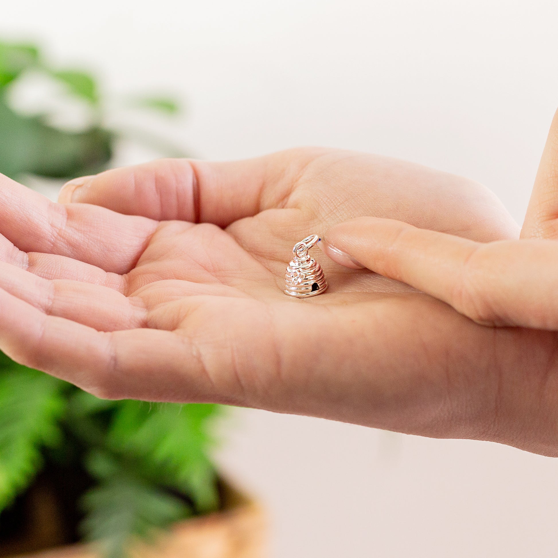 Beehive Jewelry - Healing Properties of Honey