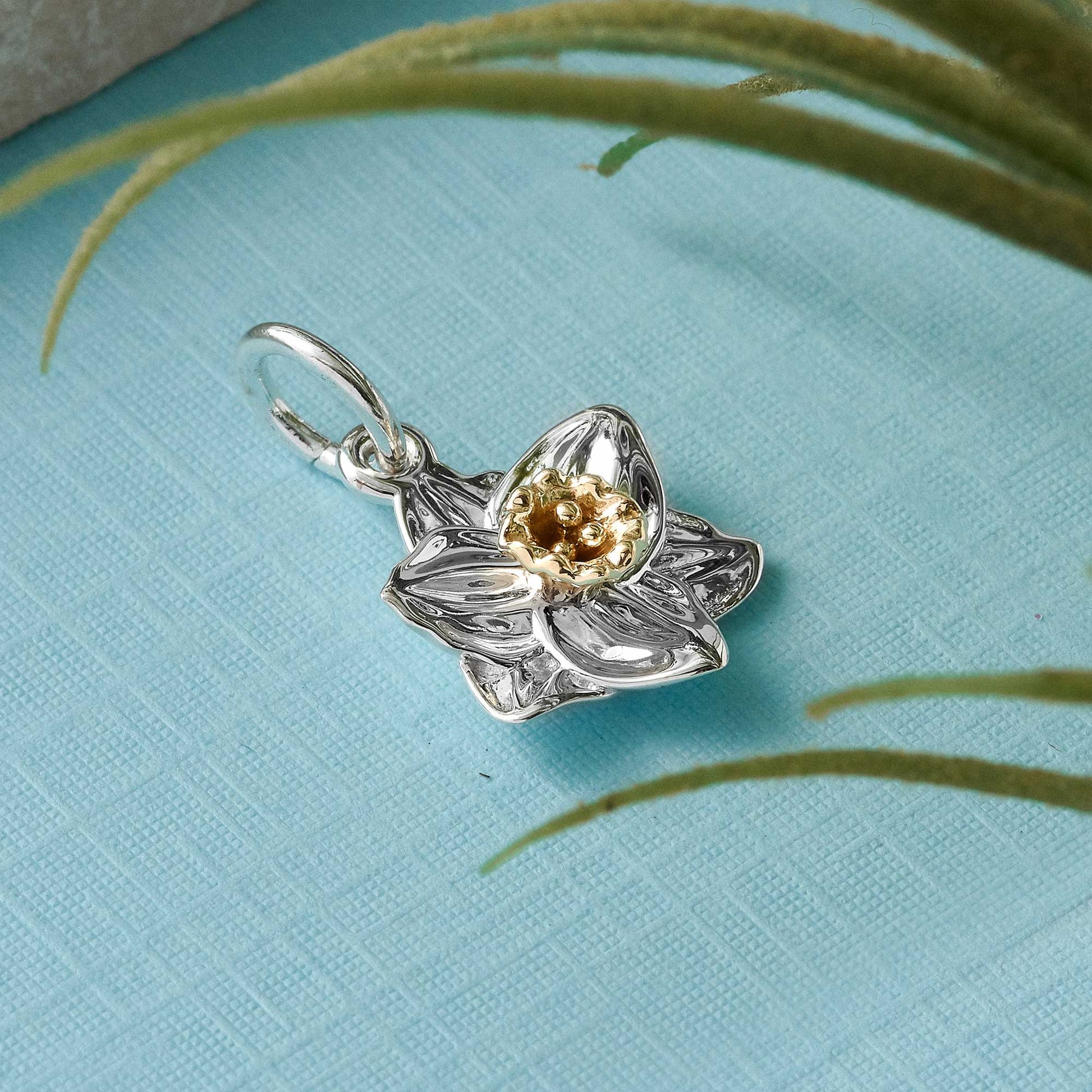silver and gold daffodil flower charm solid gold middle scarlett jewellery chelsea flower show