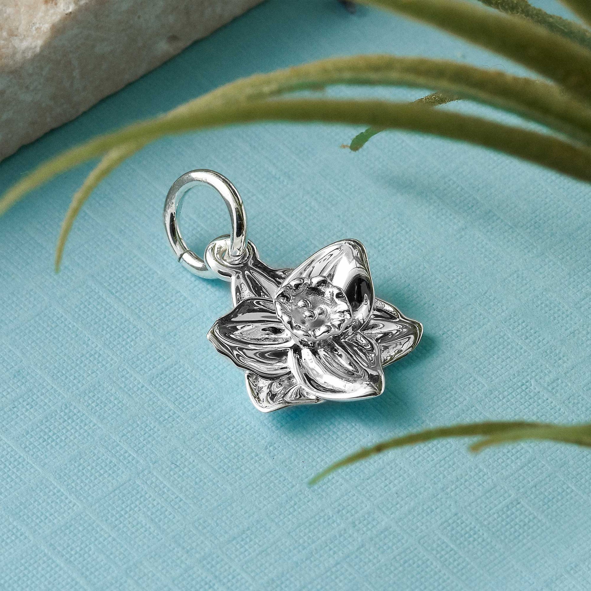 Daffodil flower silver charm scarlett jewellery chelsea flower show welsh flower scotland wales