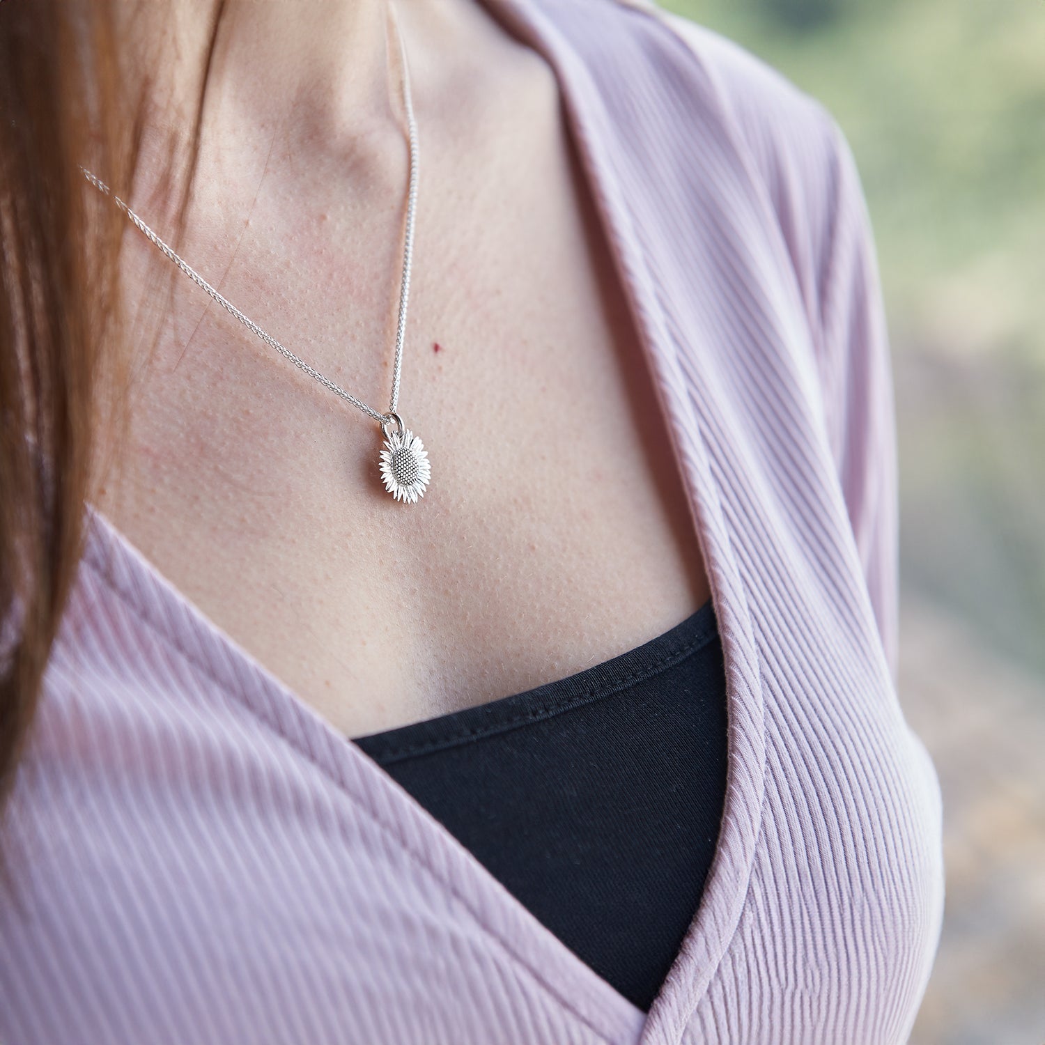 silver-sunflower-necklace3.jpg__PID:6a083fb0-a216-4db1-80a0-e1b559d5de55