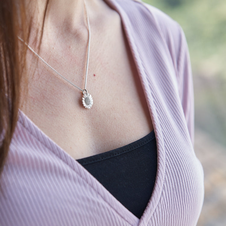 silver-sunflower-necklace3.jpg__PID:6a083fb0-a216-4db1-80a0-e1b559d5de55