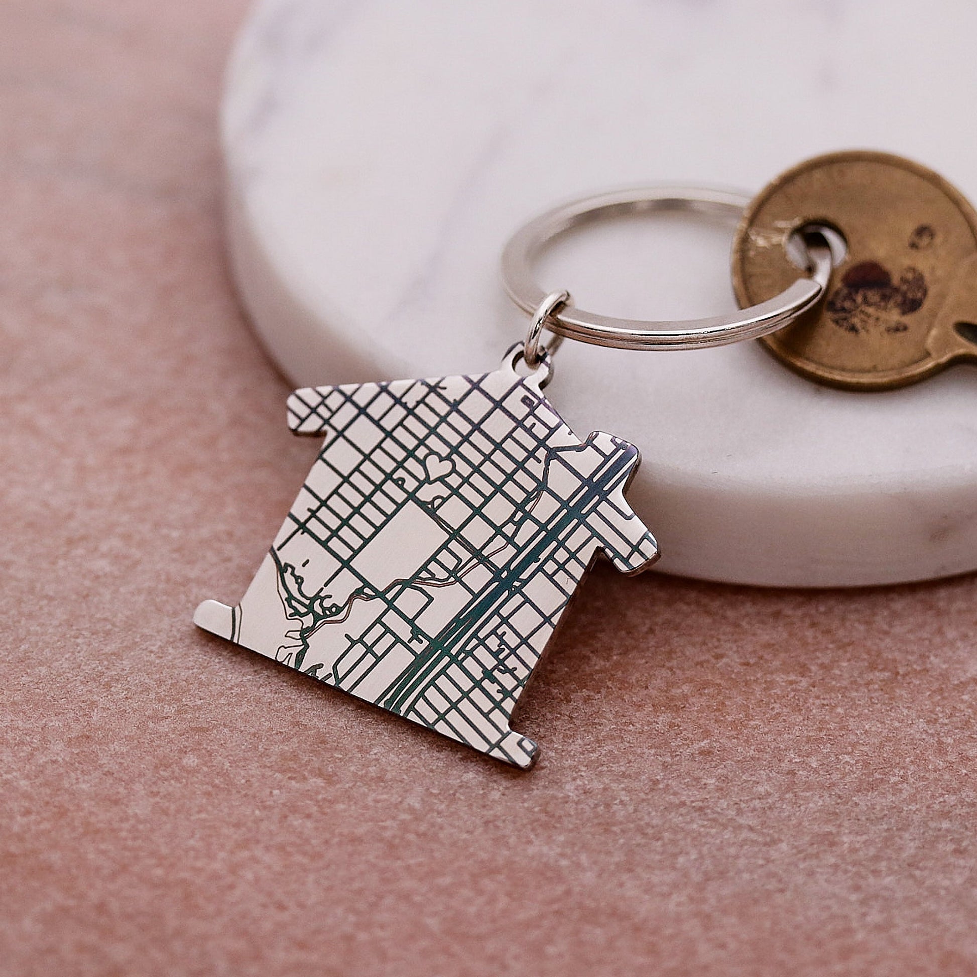 Keychain with a map design on a marble surface