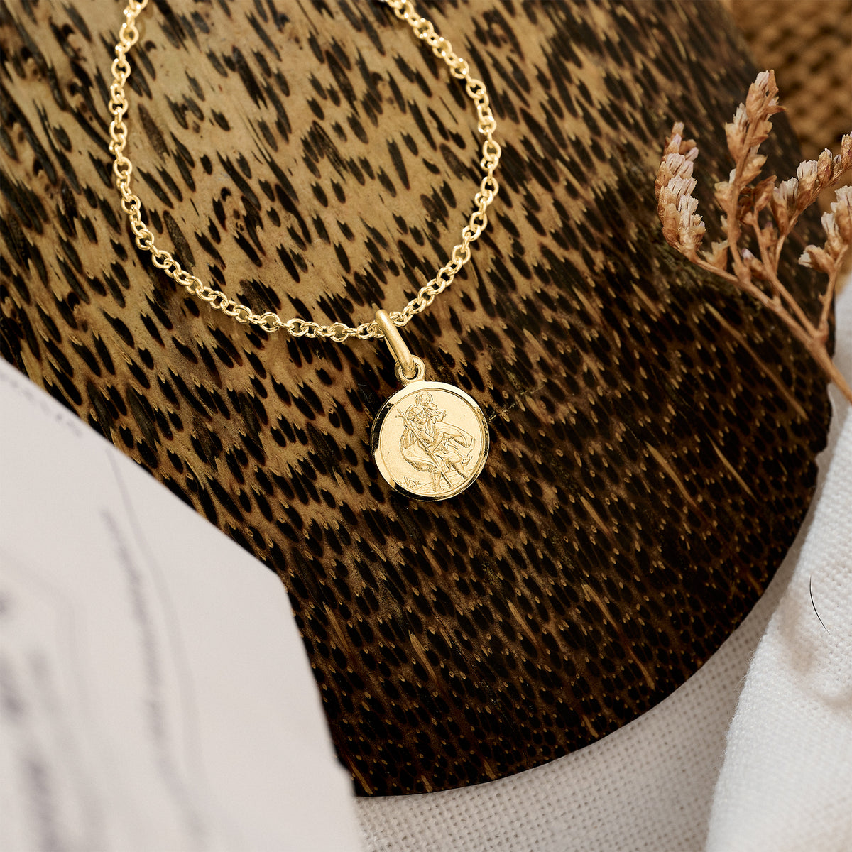 Petit pendentif Saint Christophe en or massif 9 carats de 10 mm