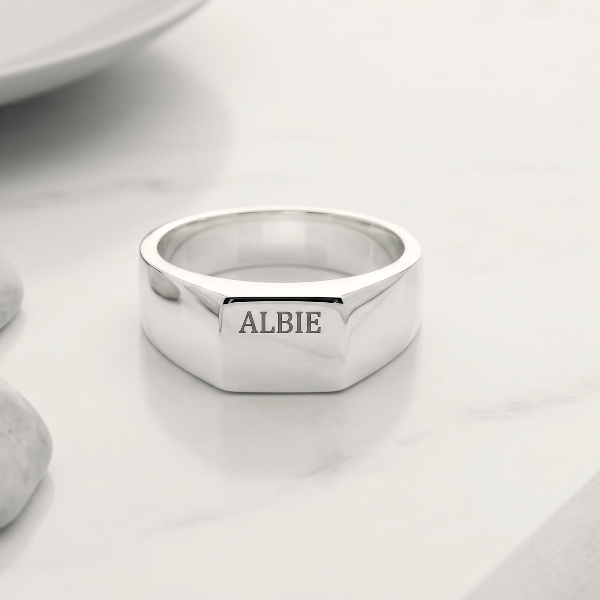 Chevalière en argent carrée personnalisée avec initiale audacieuse