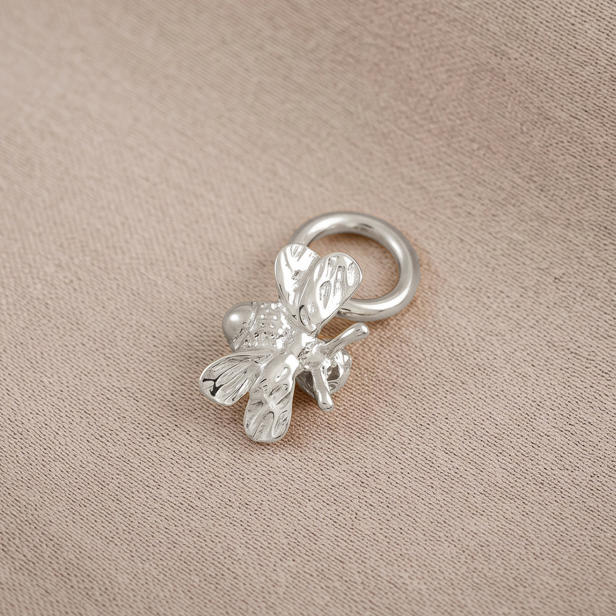 Breloque en argent avec petit bourdon