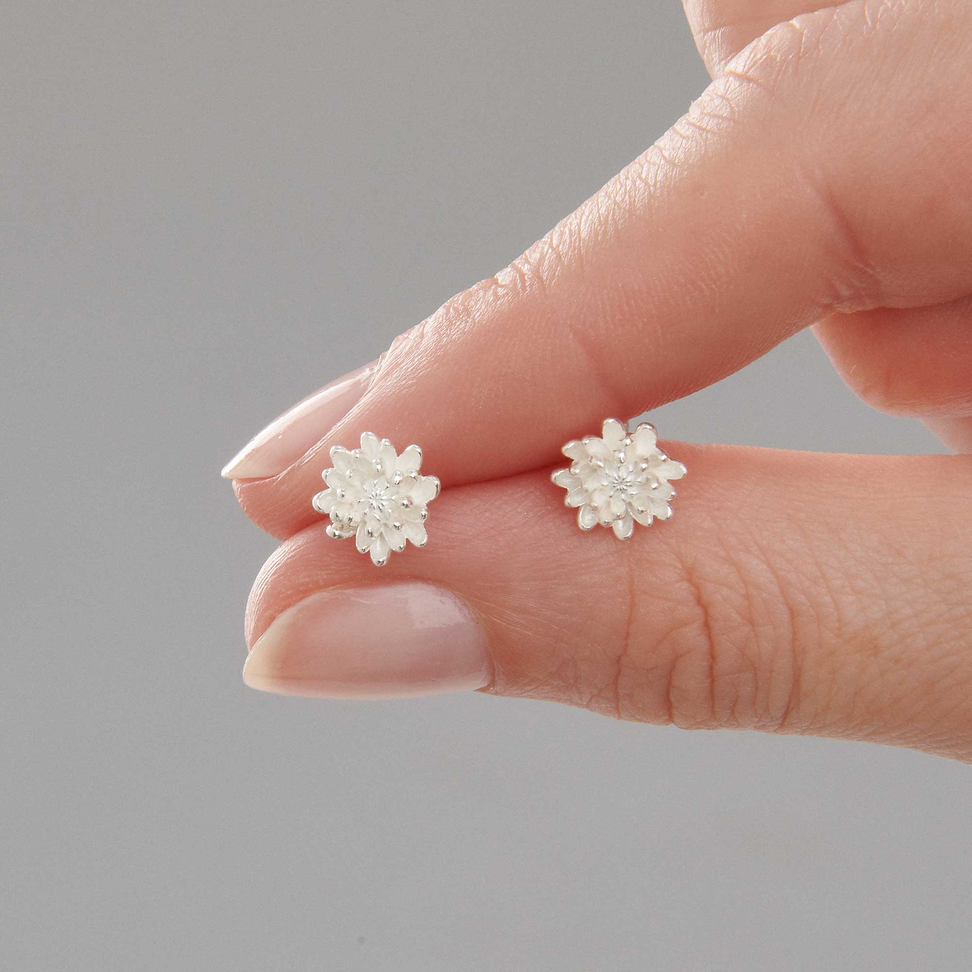 Boucles d'oreilles à tige en argent avec fleur de chrysanthème