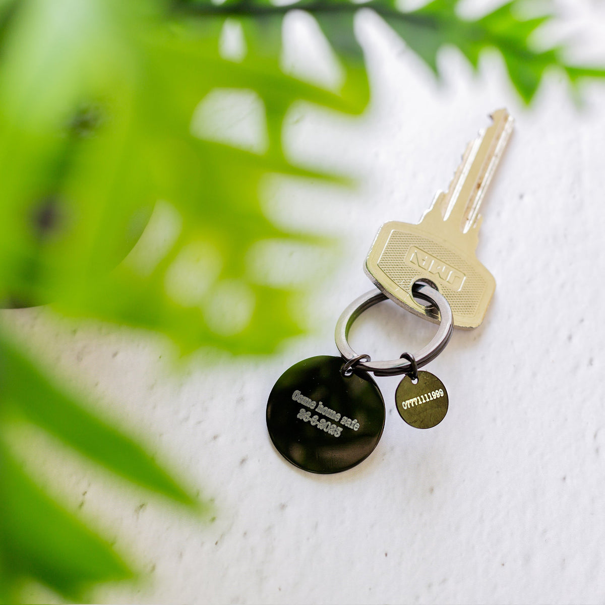 Porte-clés en acier noir avec coordonnées personnalisées