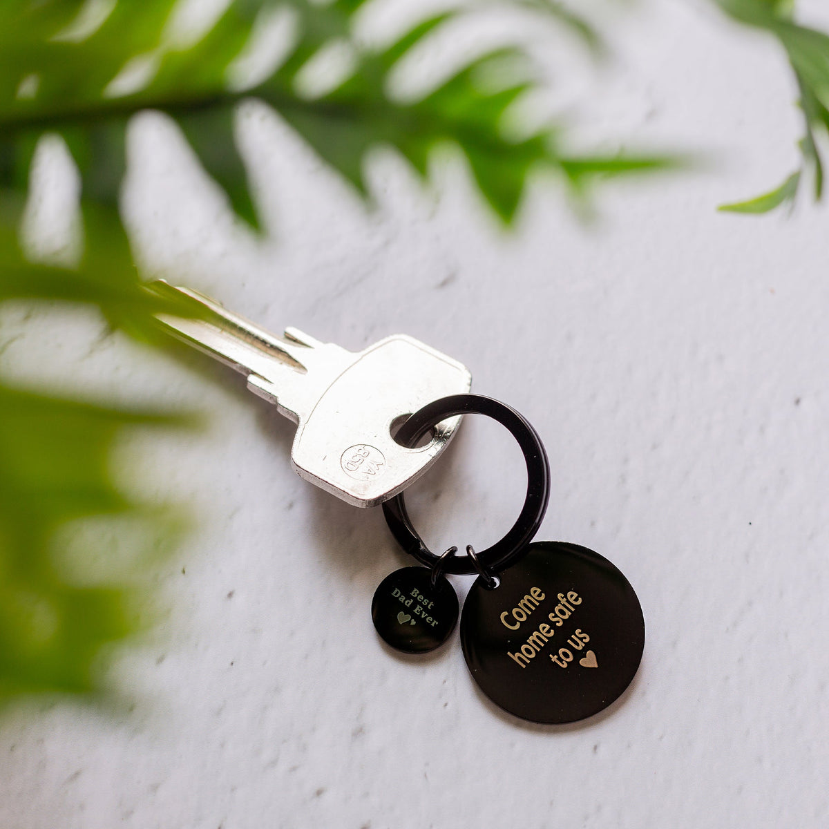 Porte-clés en acier noir avec coordonnées personnalisées